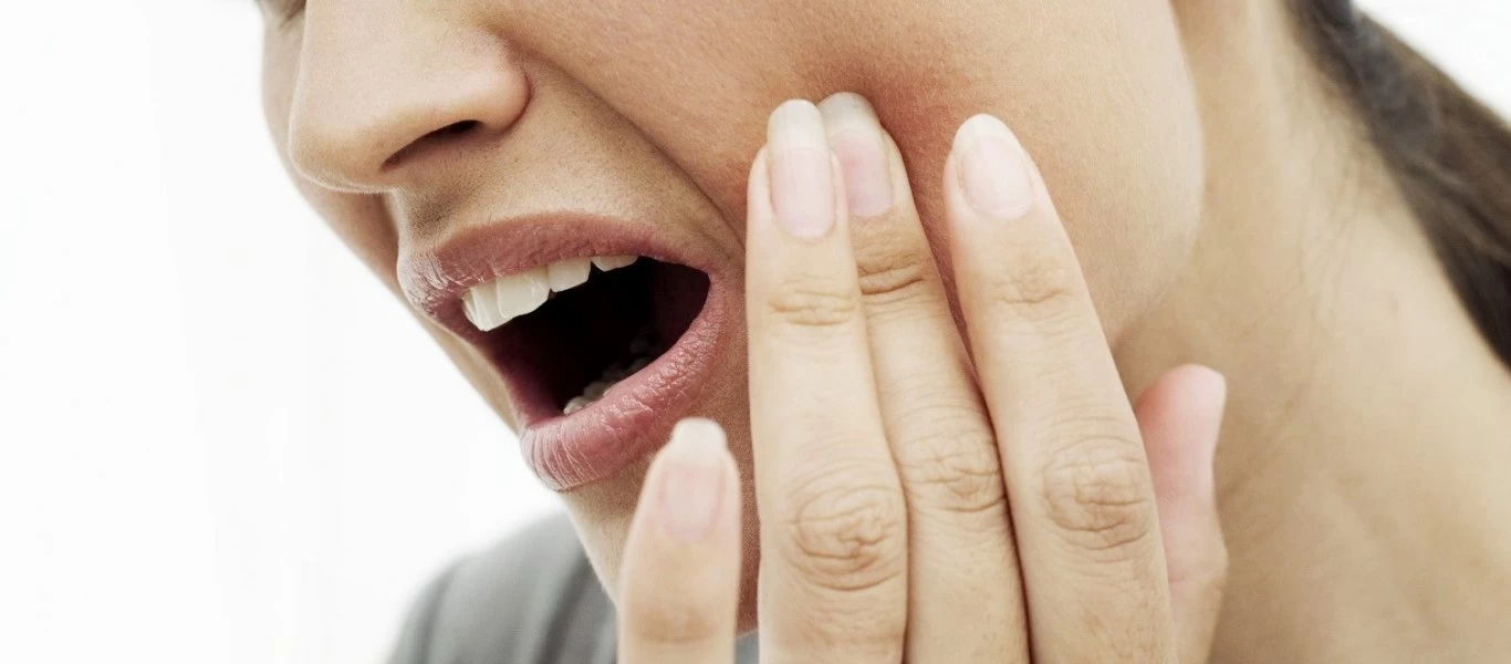 Απόστημα δοντιού: Να πως θα ανακουφιστείτε στο σπίτι